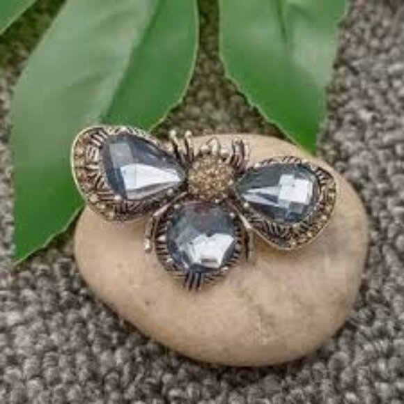 MIO59130 Sparkling Glass Rhinestone Bee Brooch - Picture 1 of 1